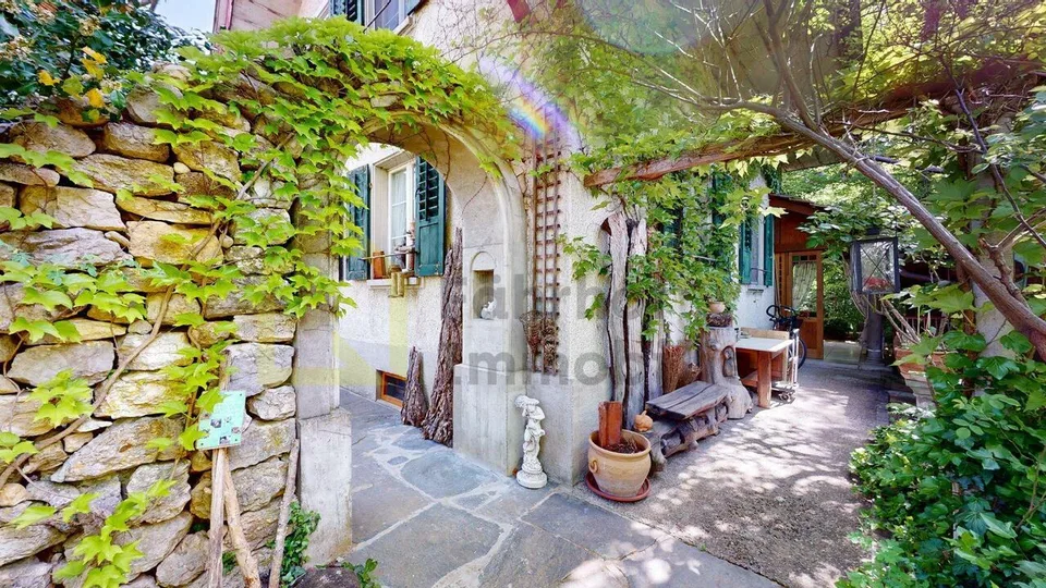 Grande oggetto d'amore con giardino idillico – foto 18 di 19