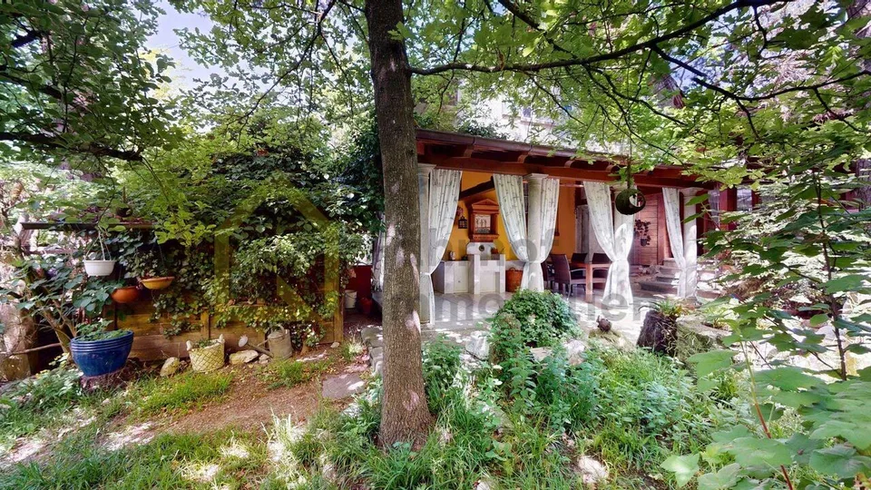 Grande oggetto d'amore con giardino idillico – foto 16 di 19