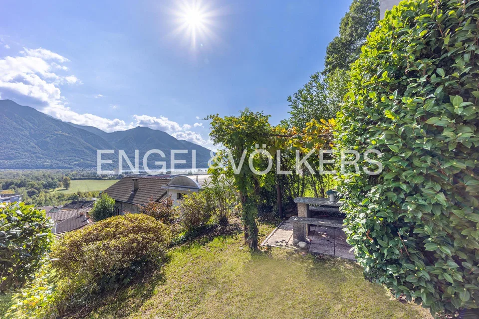 Gartenidylle und Seepanorama (58)