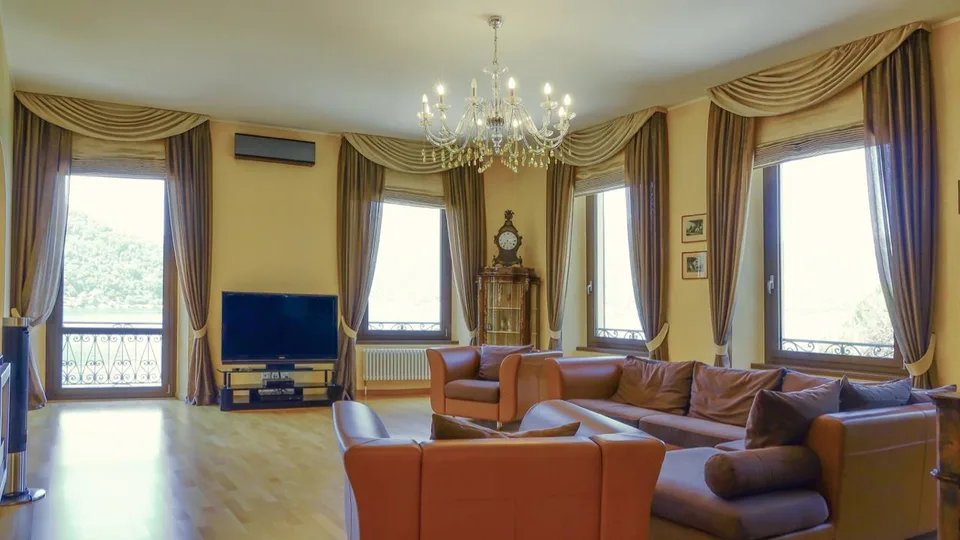 Elegante Attico Direttamente sulle Rive del Lago di Lugano