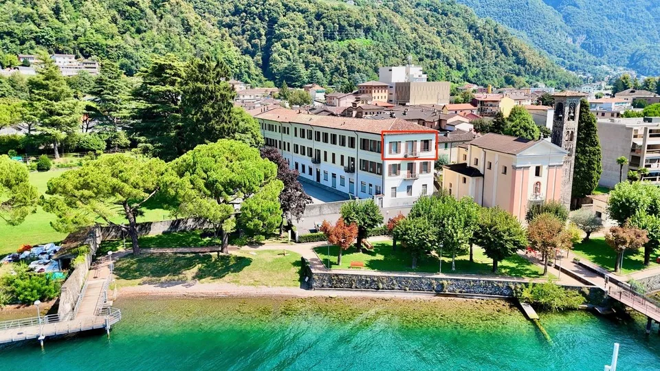 Elegante Attico Direttamente sulle Rive del Lago di Lugano