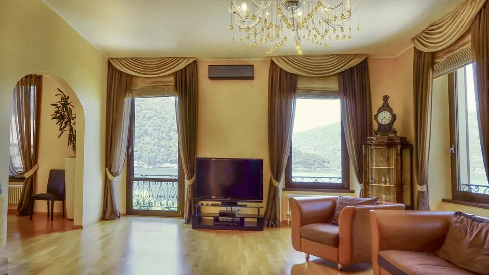 Elegante Attico Direttamente sulle Rive del Lago di Lugano