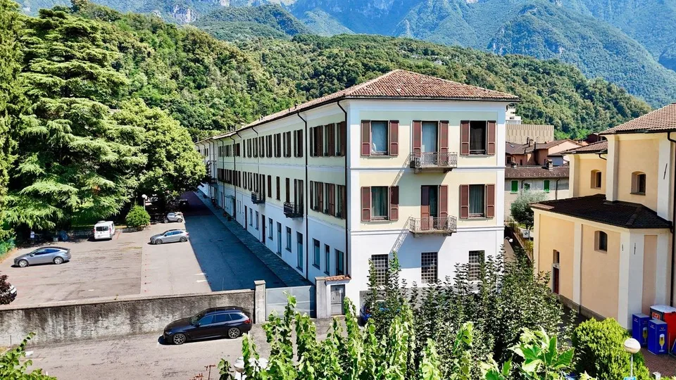 Elegante Attico Direttamente sulle Rive del Lago di Lugano