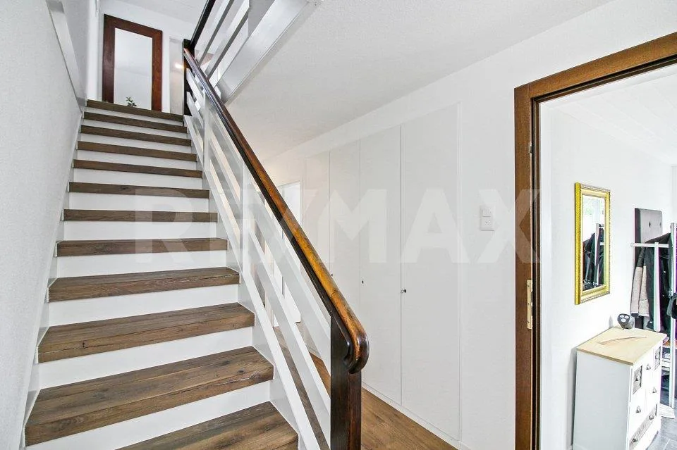 Maison de famille rénovée avec style de 7,5 pièces dans un quartier calme avec jardin bien entretenu – photo 6 sur 13