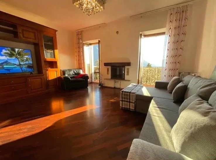 APPARTEMENT 3.5 DUPLEX AVEC VUE LAC MERVEILLEUSE