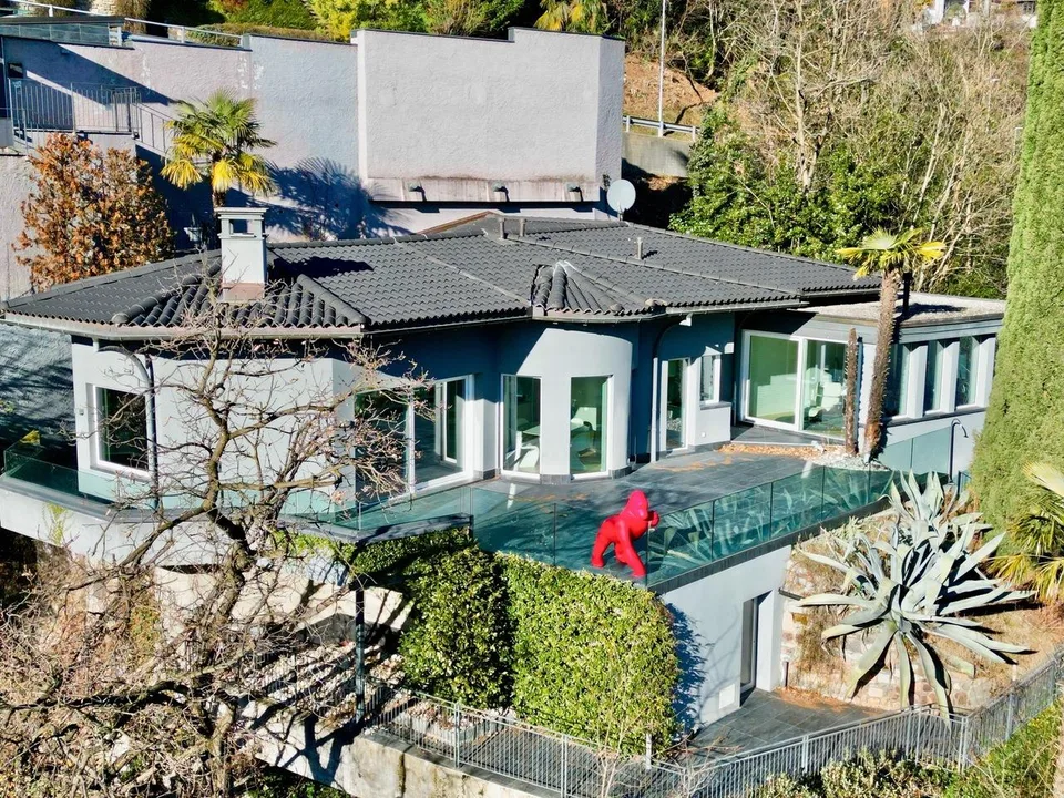 Esclusiva Villa di Lusso con Piscina Coperta e Vista Lago