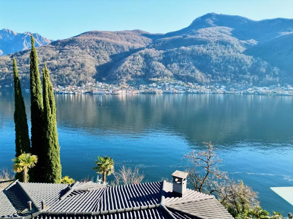 Esclusiva Villa di Lusso con Piscina Coperta e Vista Lago