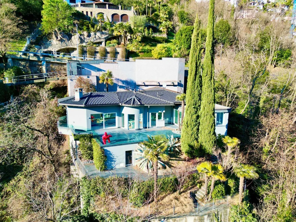 Esclusiva Villa di Lusso con Piscina Coperta e Vista Lago
