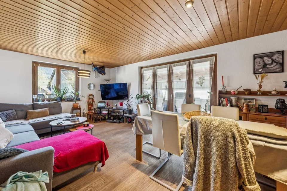 Vivete il comfort di una casa efficiente in un ambiente privilegiato a Enney