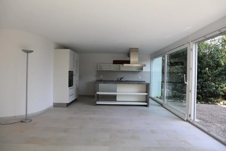 Moderne Erdgeschosswohnung mit grossem Sitzplatz