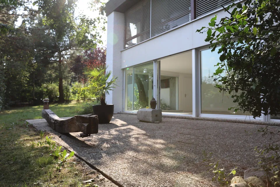 Moderne Erdgeschosswohnung mit grossem Sitzplatz