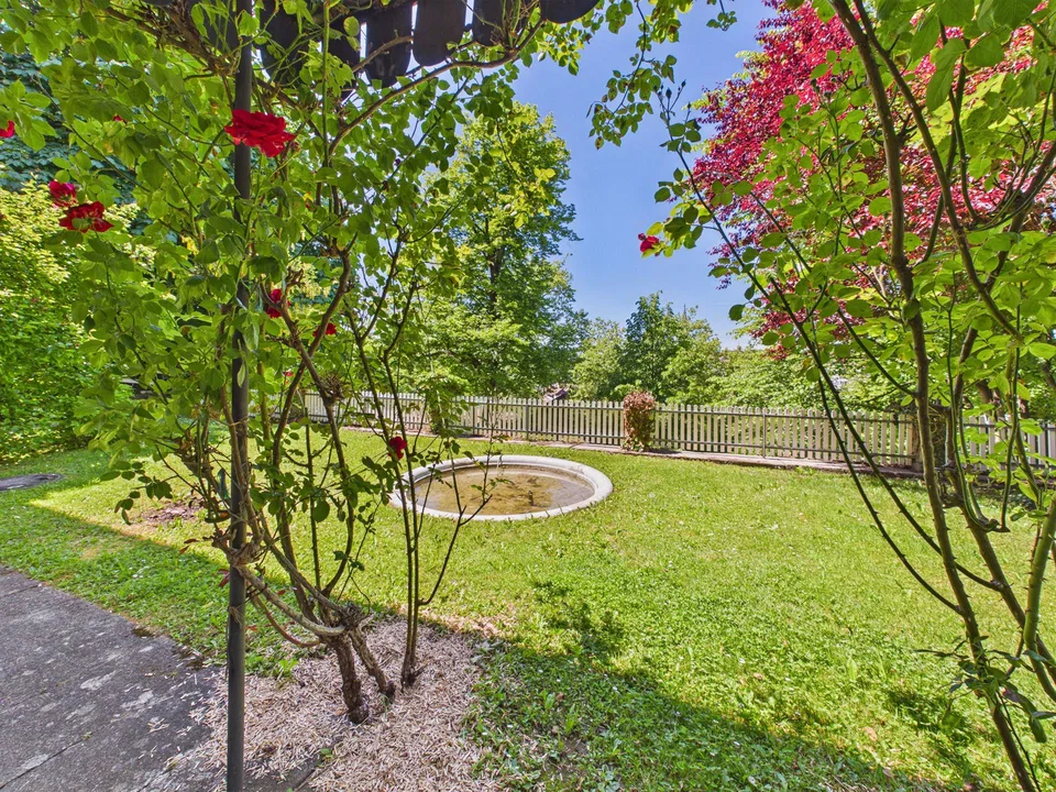 Freshly renovated 2.5-room apartment with garden idyll in Obstberg