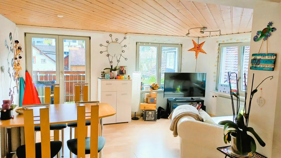 Helle und schöne 3.5 Zi-Whg. mit Balkon zu vermieten