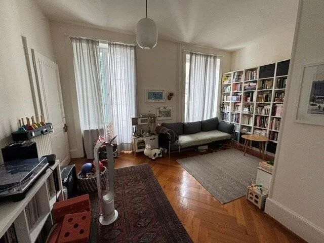 Zu ergattern! Prächtige Wohnung in der Nähe aller Annehmlichkeiten!
