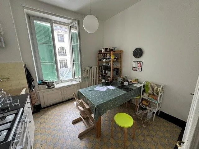 Zu ergattern! Prächtige Wohnung in der Nähe aller Annehmlichkeiten!