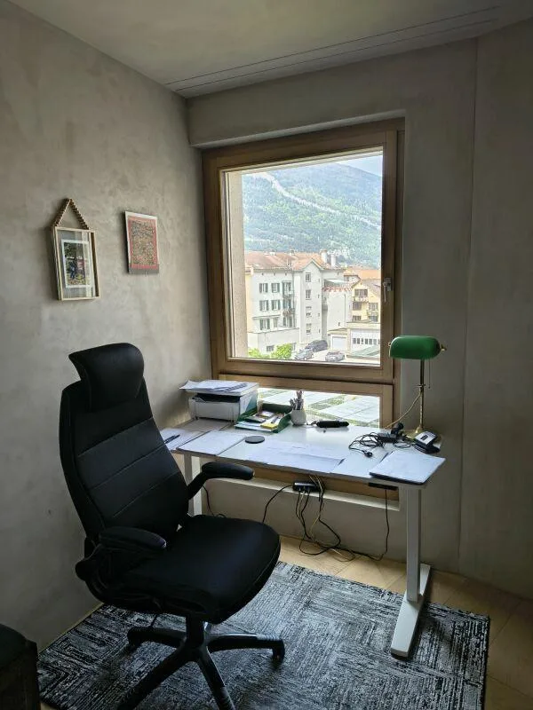 Appartement spacieux de 4.0 pièces dans le quartier populaire de Sennhof.