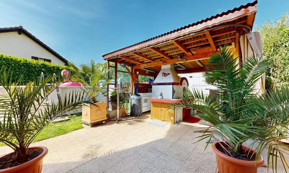 Schönes Familienhaus mit Pool und Sommerküche in ruhiger Lage