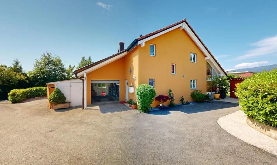 Schönes Familienhaus mit Pool und Sommerküche in ruhiger Lage