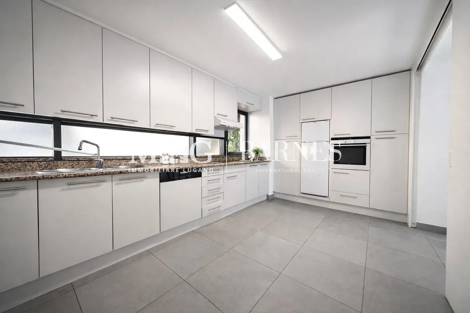 Lugano: Villa vista lago con giardino privato – Foto 15 von 23