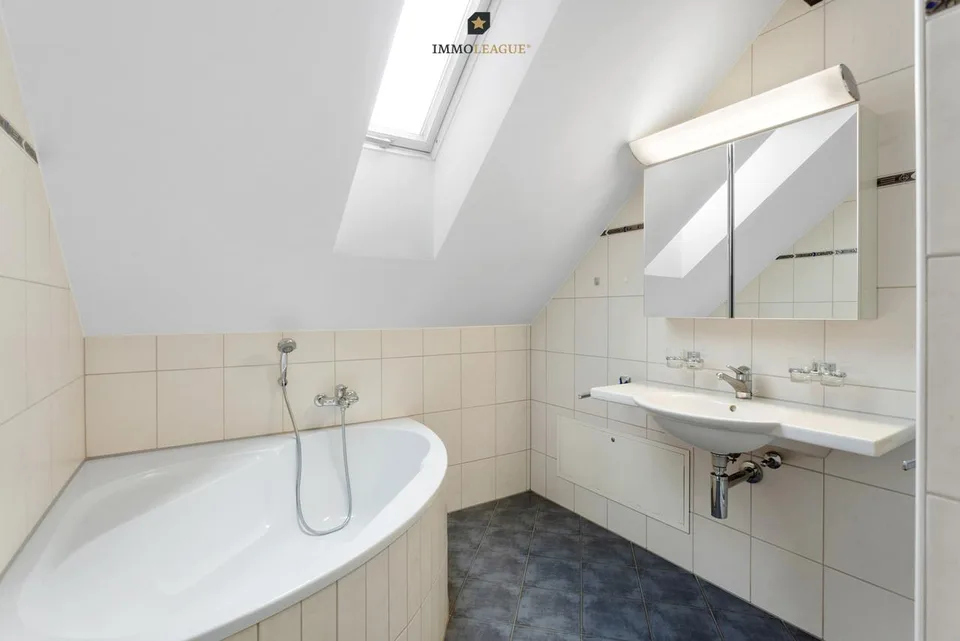 Lichtdurchflutete Maisonette-Dachwohnung mit schöner Seesicht. – photo 7 of 11