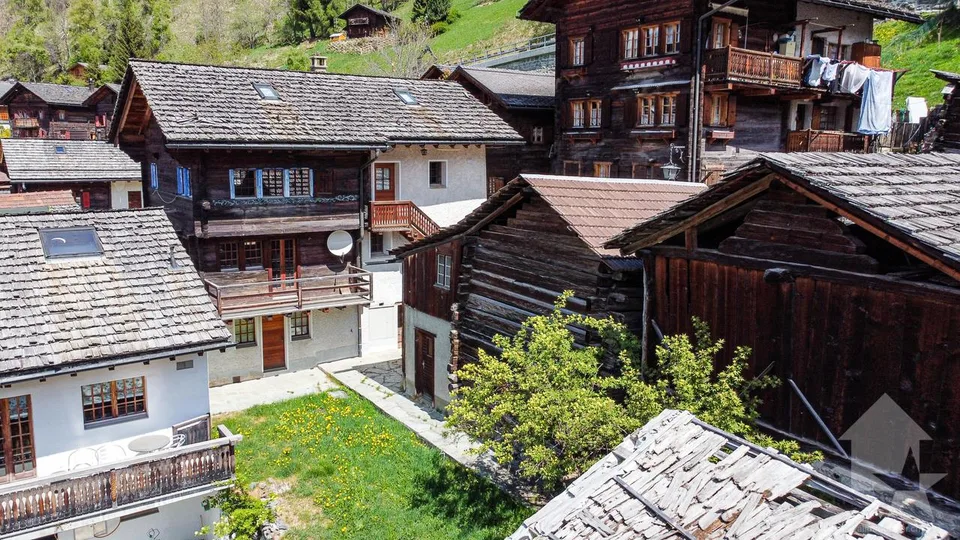 Chalet comprenant deux duplex indépendants avec grange aménageable