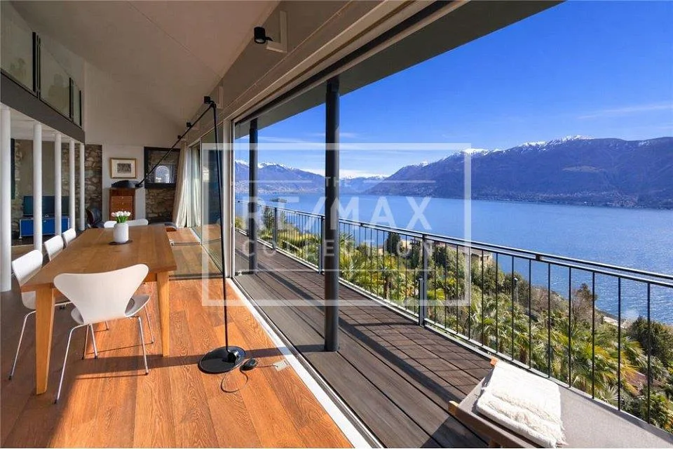 Grande casa rustica di lusso con vista lago