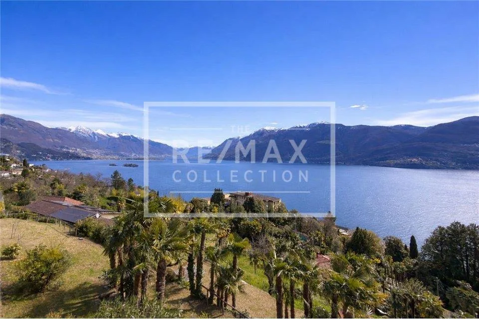 Grande casa rustica di lusso con vista lago
