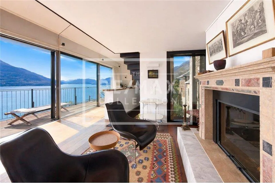 Grande casa rustica di lusso con vista lago