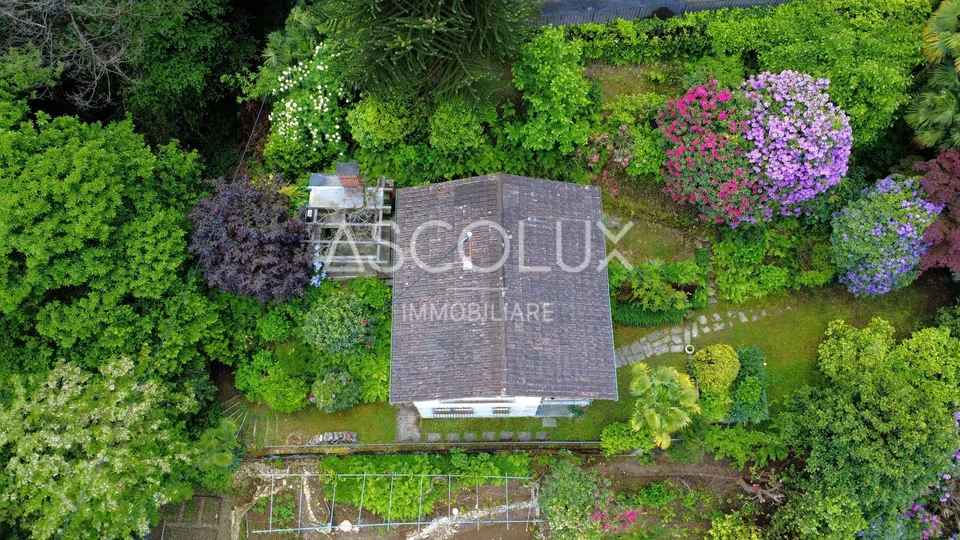 Piccola casa unifamiliare di vacanza con giardino e terreno separato direttamente al lago