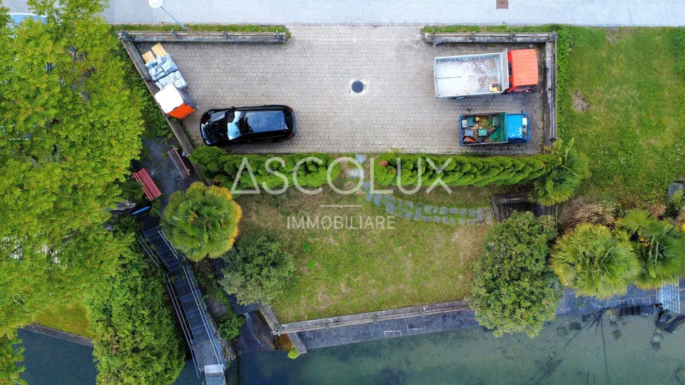 Piccola casa unifamiliare di vacanza con giardino e terreno separato direttamente al lago