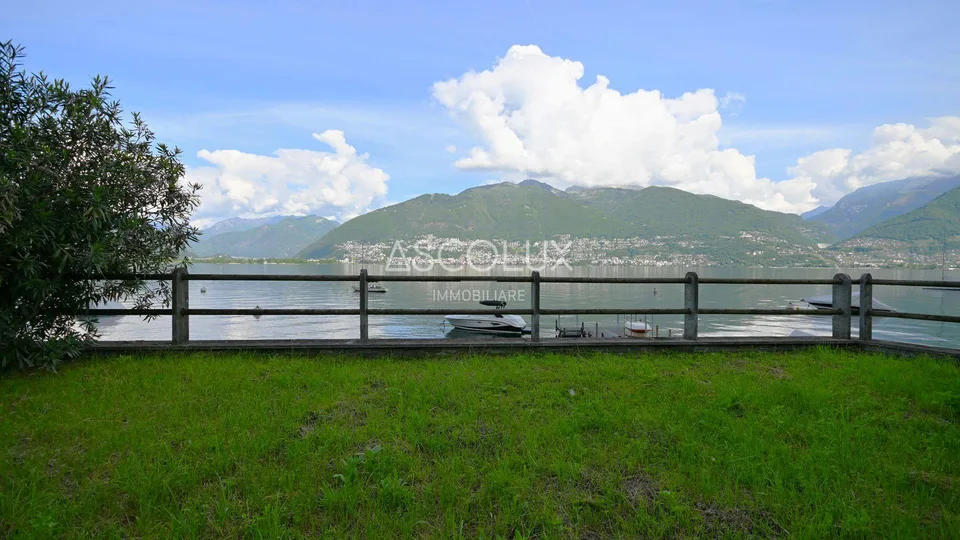 Piccola casa unifamiliare di vacanza con giardino e terreno separato direttamente al lago