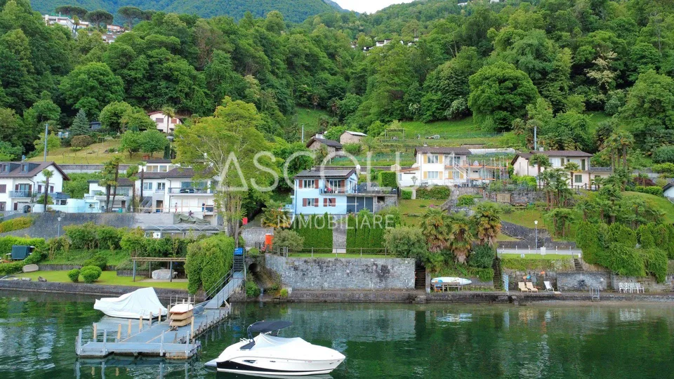 Piccola casa unifamiliare di vacanza con giardino e terreno separato direttamente al lago