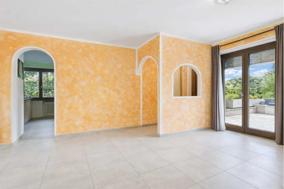 Caslano: Geräumiges Haus 4.5 mit Garten