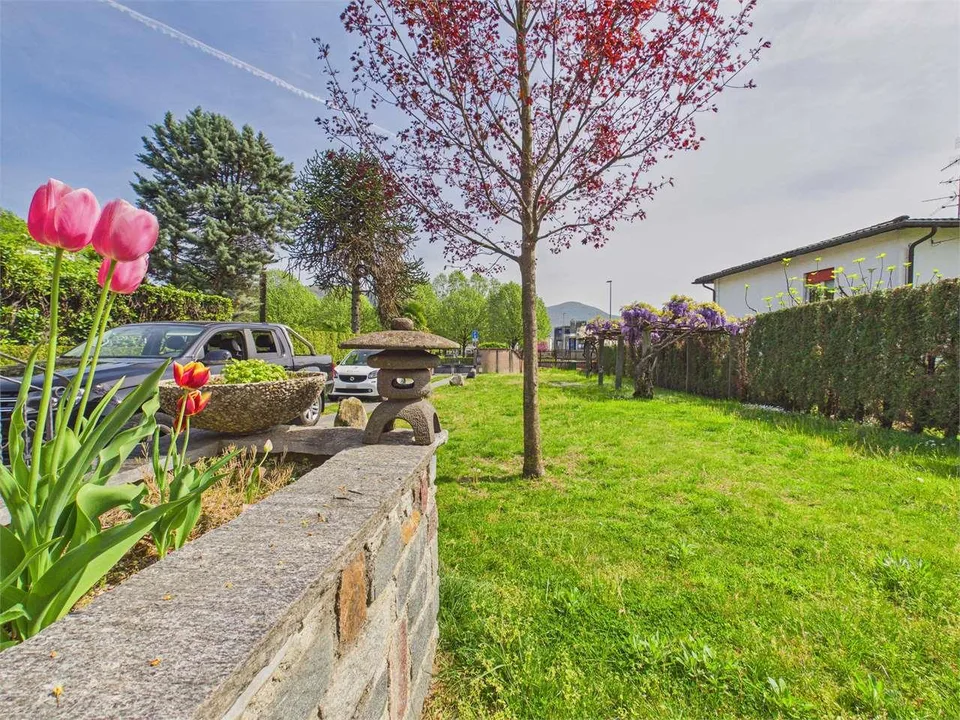 Caslano: Geräumiges Haus 4.5 mit Garten