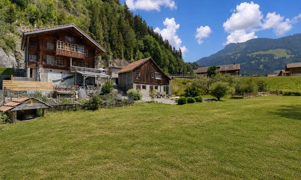 Un chalet affascinante in un contesto verde