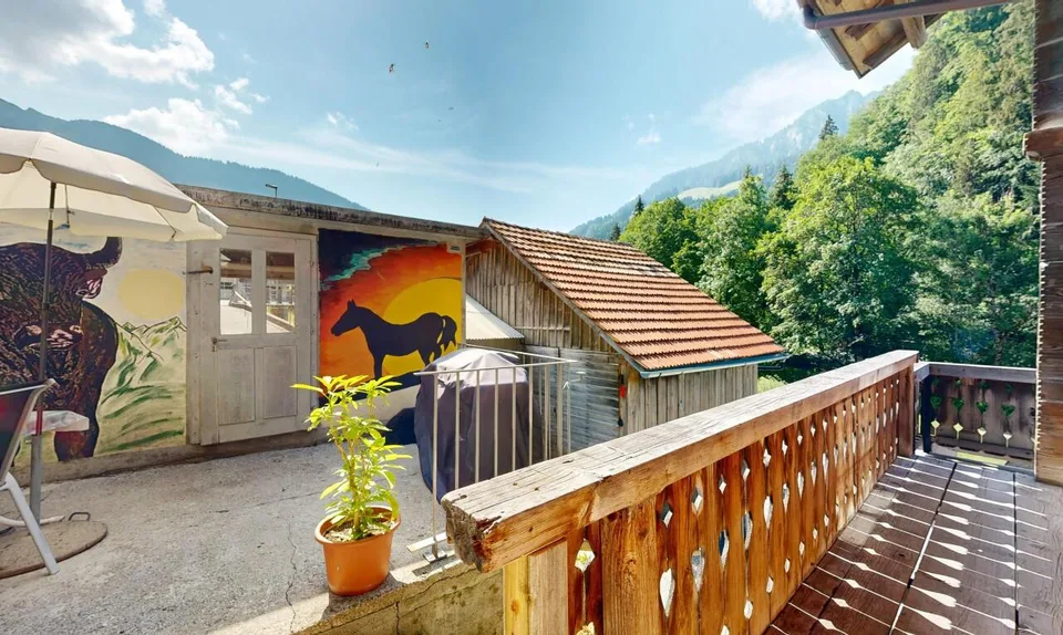 Un chalet affascinante in un contesto verde