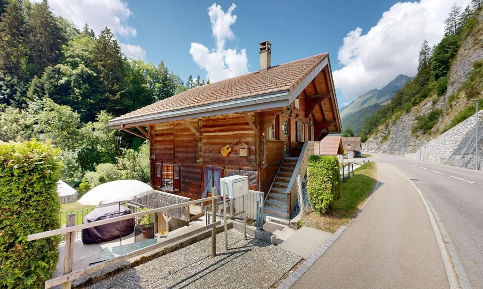 Un chalet affascinante in un contesto verde