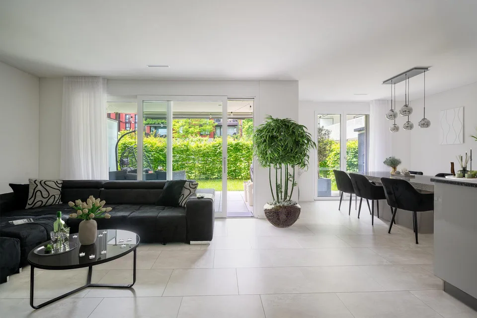 Modernes Wohnen mit Privatsphäre – stilvolle Gartenwohnung in Minergie