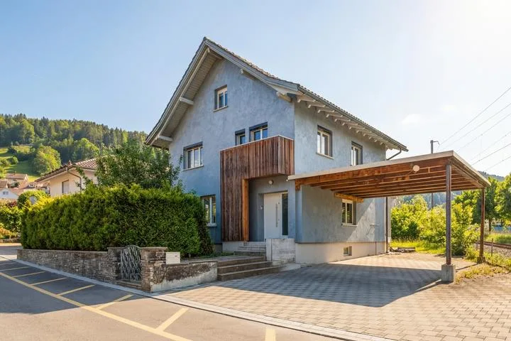 CHARME AUS ZWEI EPOCHEN - KERNSANIERTES EINFAMILIENHAUS