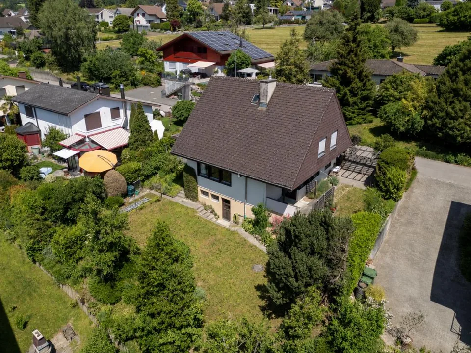 Incantevole casa unifamiliare di 5,5 locali con idillio giardino e molta privacy