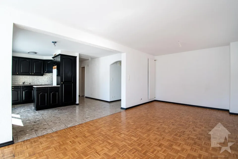 Collombey, maison villageoise avec terrasse et box