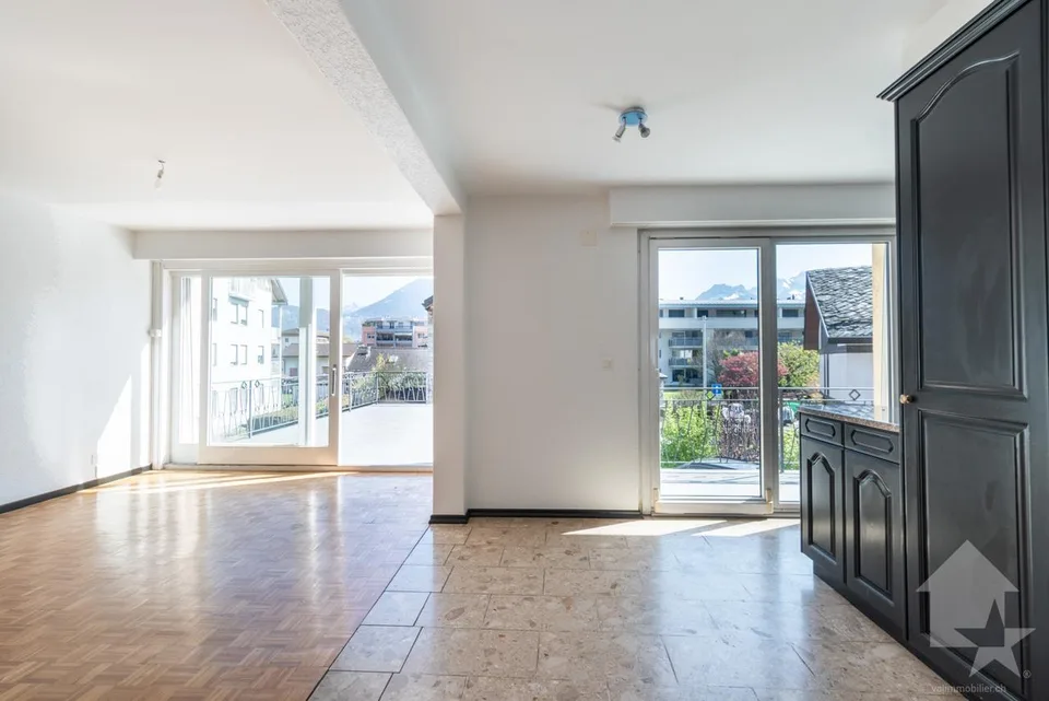 Collombey, maison villageoise avec terrasse et box
