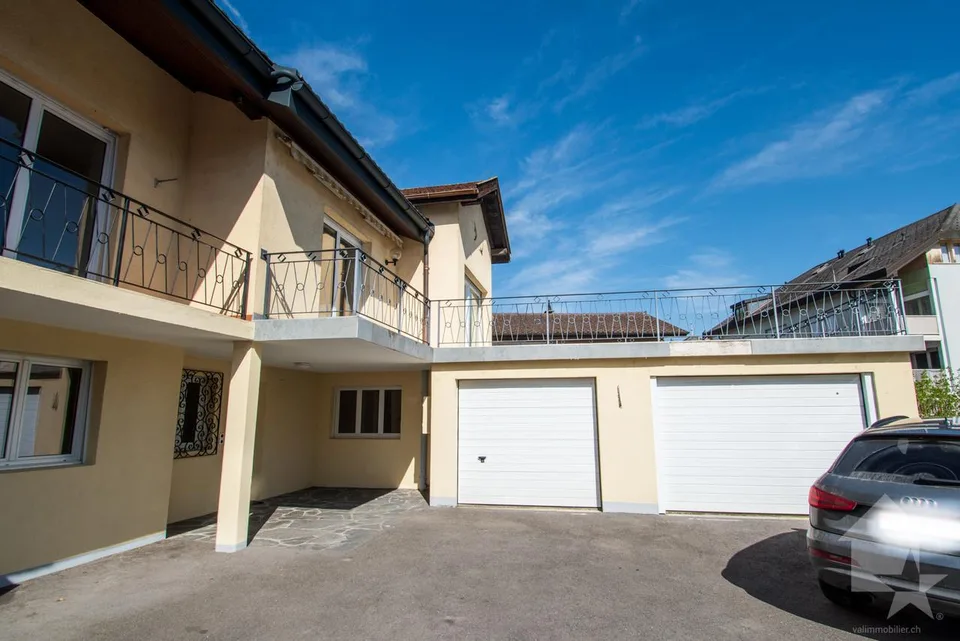 Collombey, maison villageoise avec terrasse et box