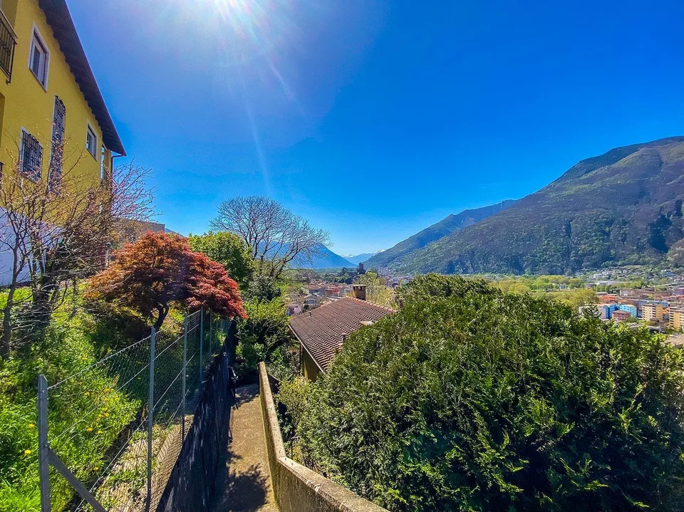 Grande casa unifamiliare con giardino e vista sui Castelli di Bellinzona