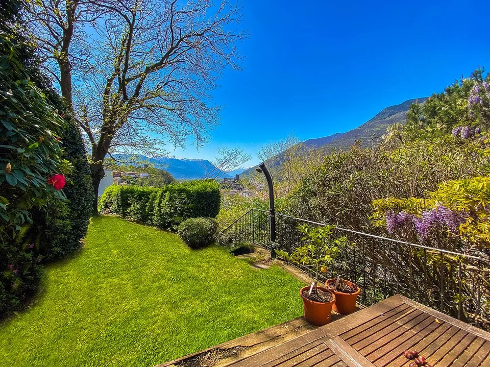 Grande casa unifamiliare con giardino e vista sui Castelli di Bellinzona