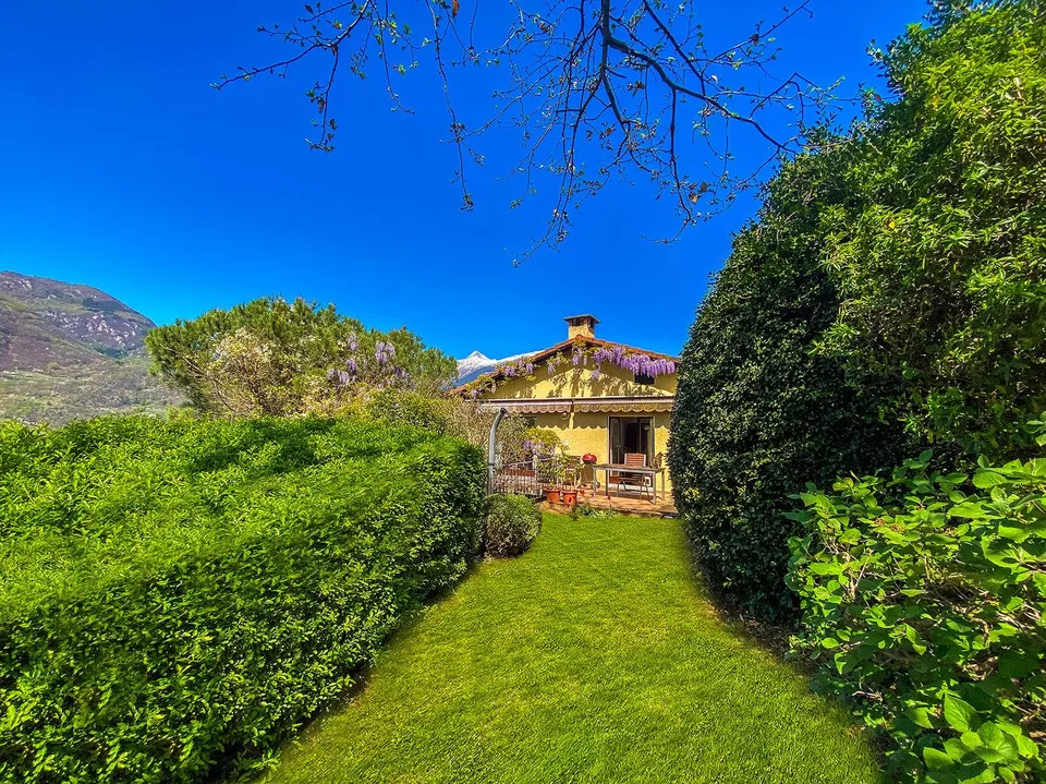 Grande casa unifamiliare con giardino e vista sui Castelli di Bellinzona