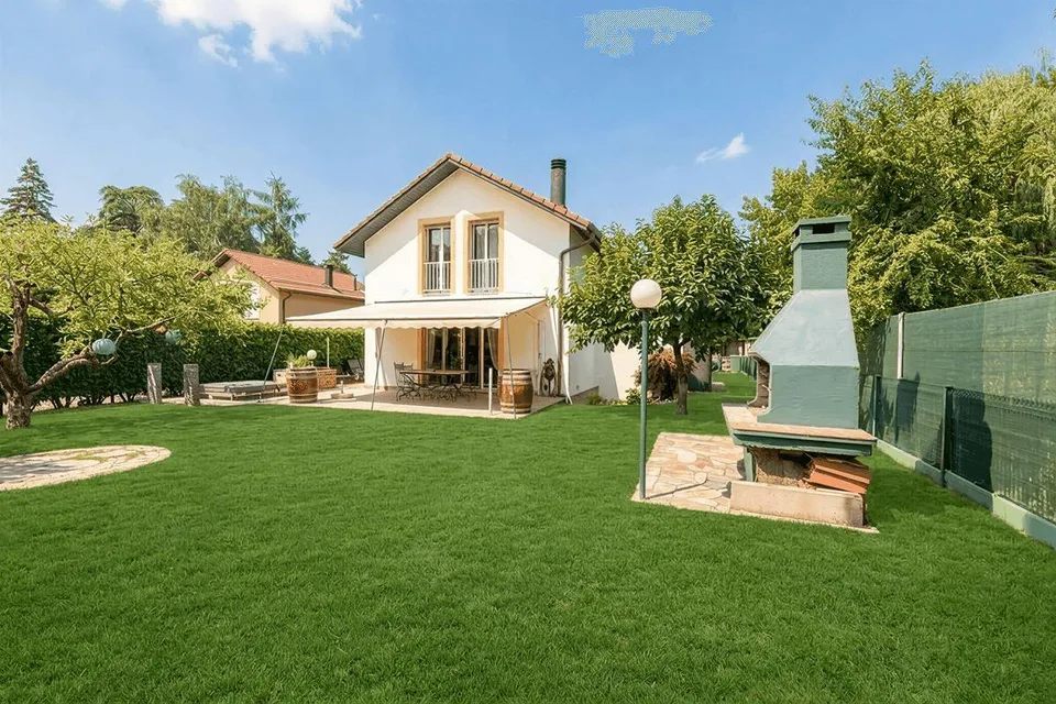 Villa familiale avec jardin arboré dans un quartier résidentiel de ...
