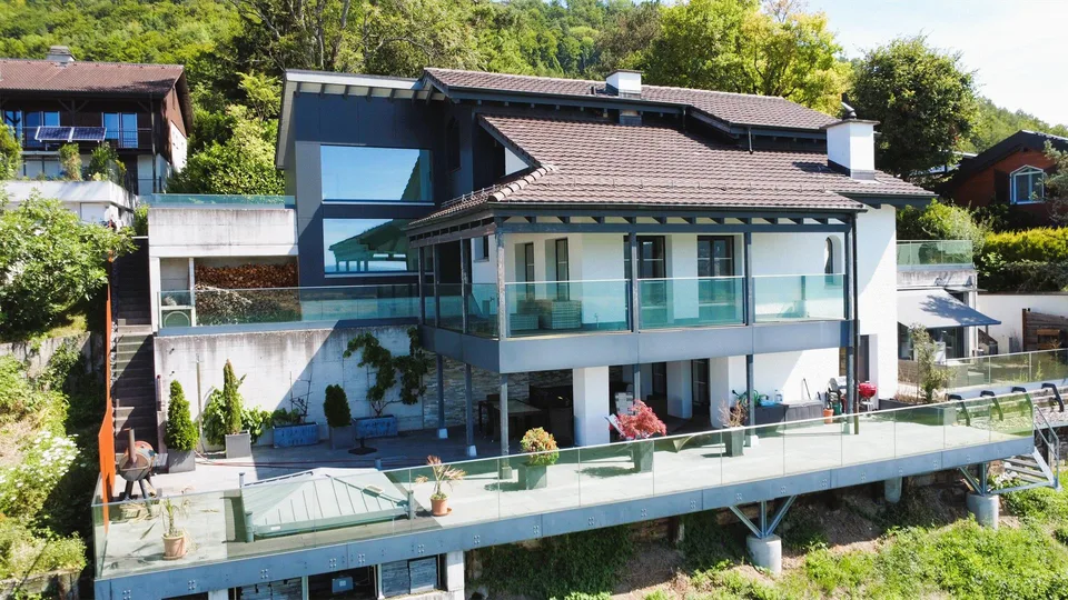 Exklusives Wohnen mit Aussicht: Einfamilienhaus mit Einliegerwohnung