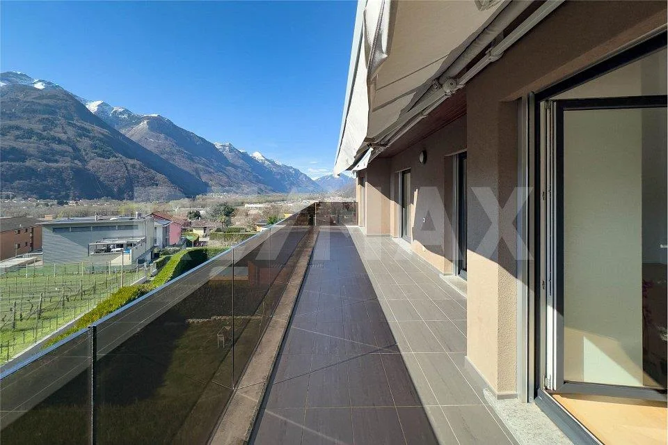 Luminoso appartamento di 4.5 locali all'ultimo piano