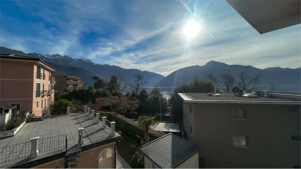 LUMINOSO ATTICO 4,5 LOCALI CON VISTA LAGO